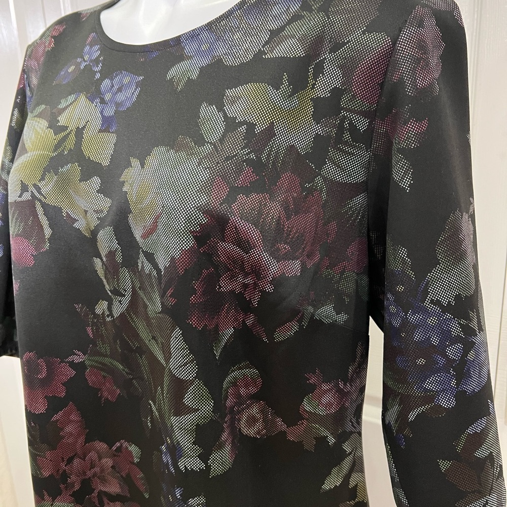 Somewhat metallic/shimmer flowers - Picture 2 of 4